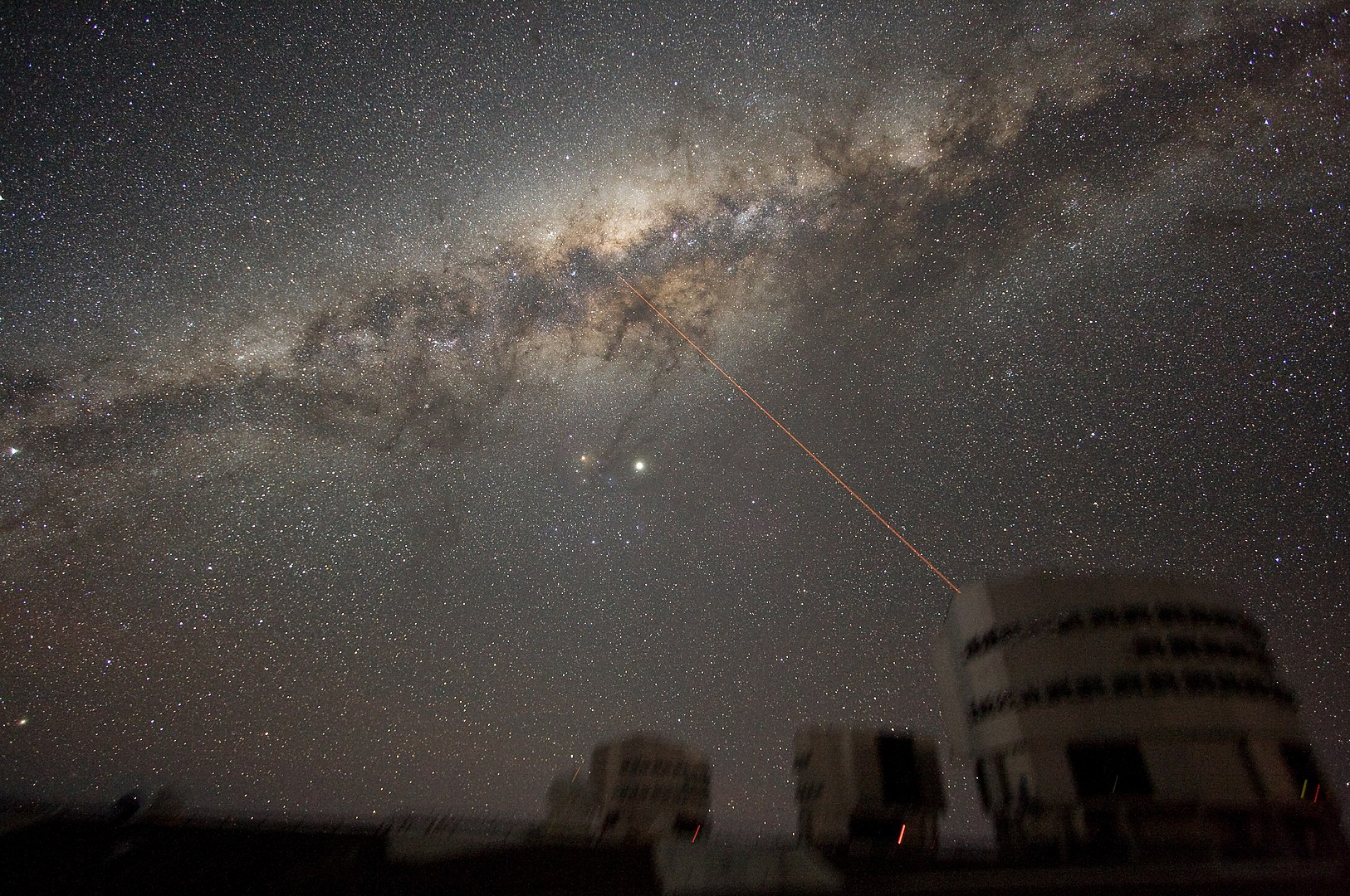 Very Large Telescope (VLT) com um laser apontado para Sagittarius A*.