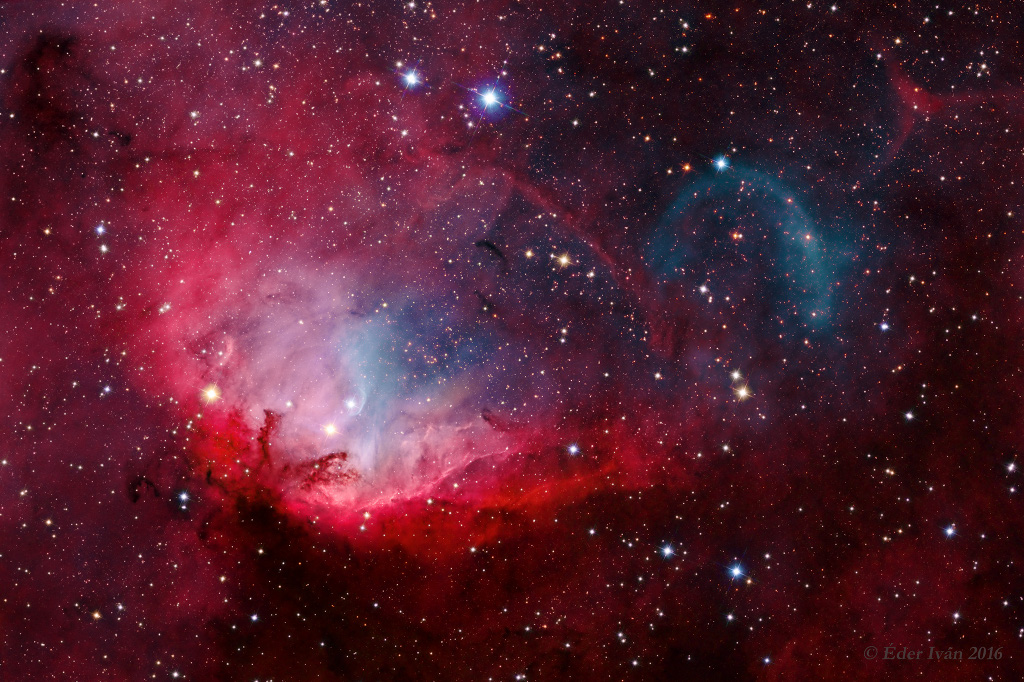 Nebulosa da Tulipa, na constelação de Cisne. Do lado direito nota-se um arco azulado causado por Cygnus-X1, um quasar.