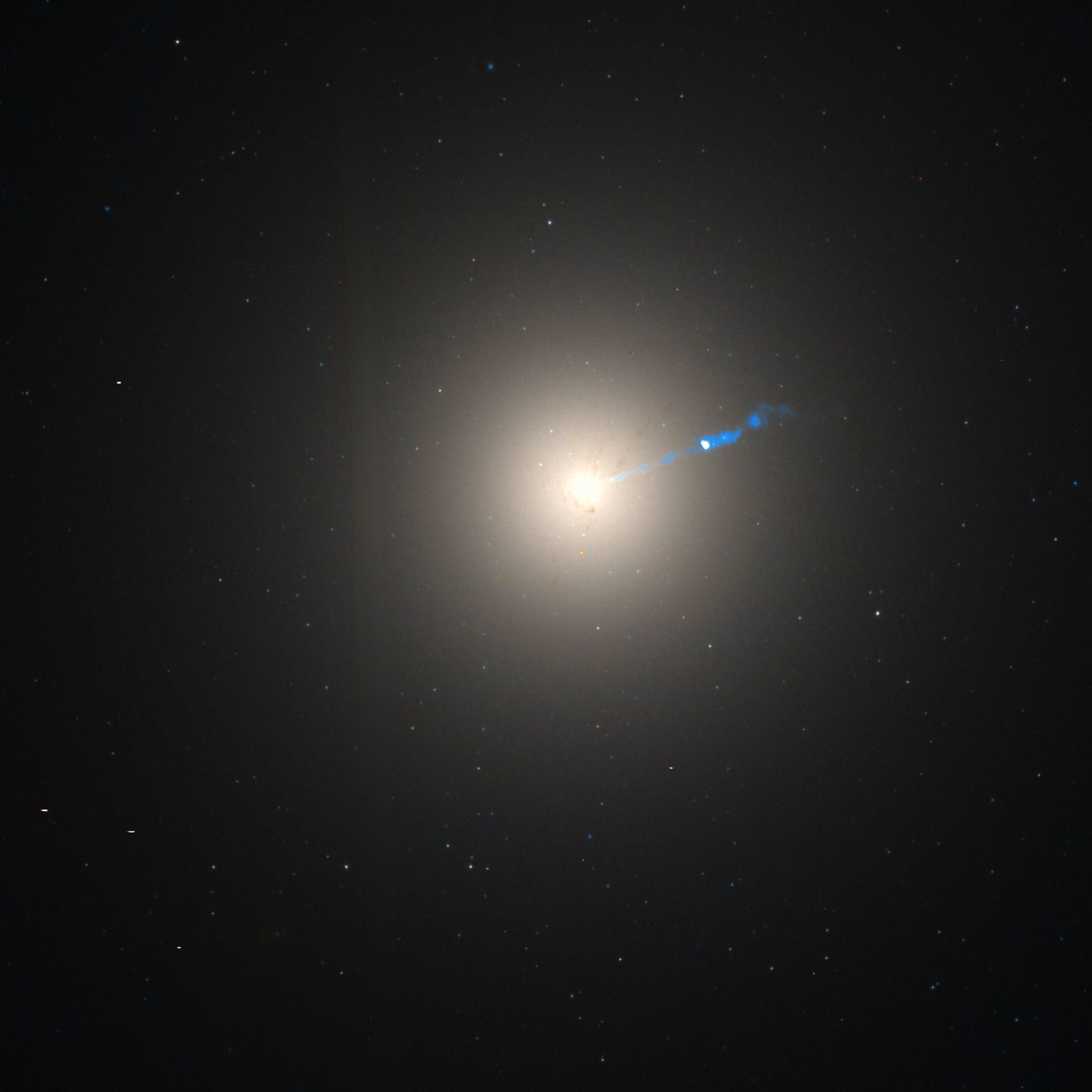 Galáxia M87 em luz visível e imagem infravermelha