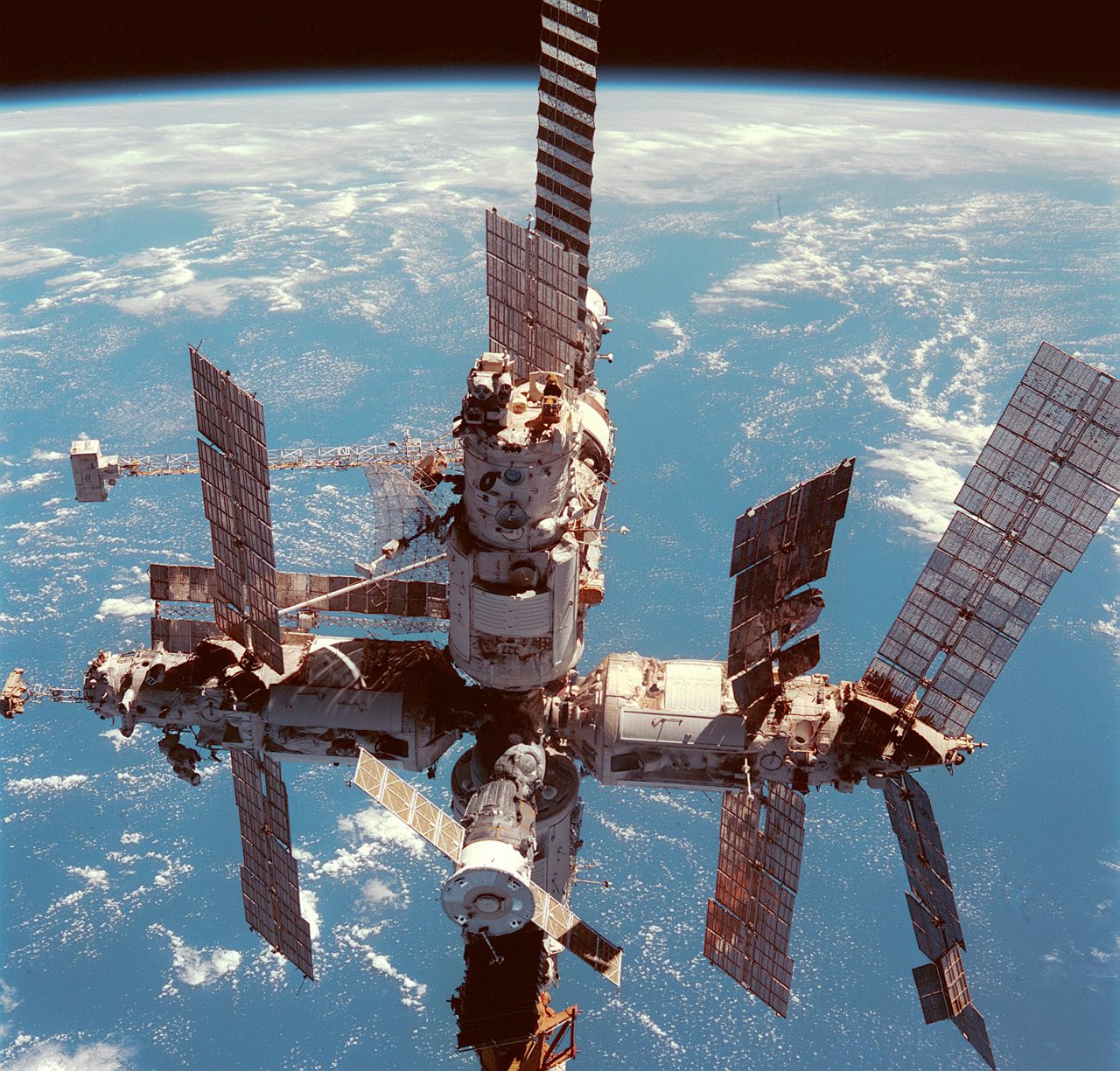 Estação espacial Mir vista do ônibus espacial Discovery