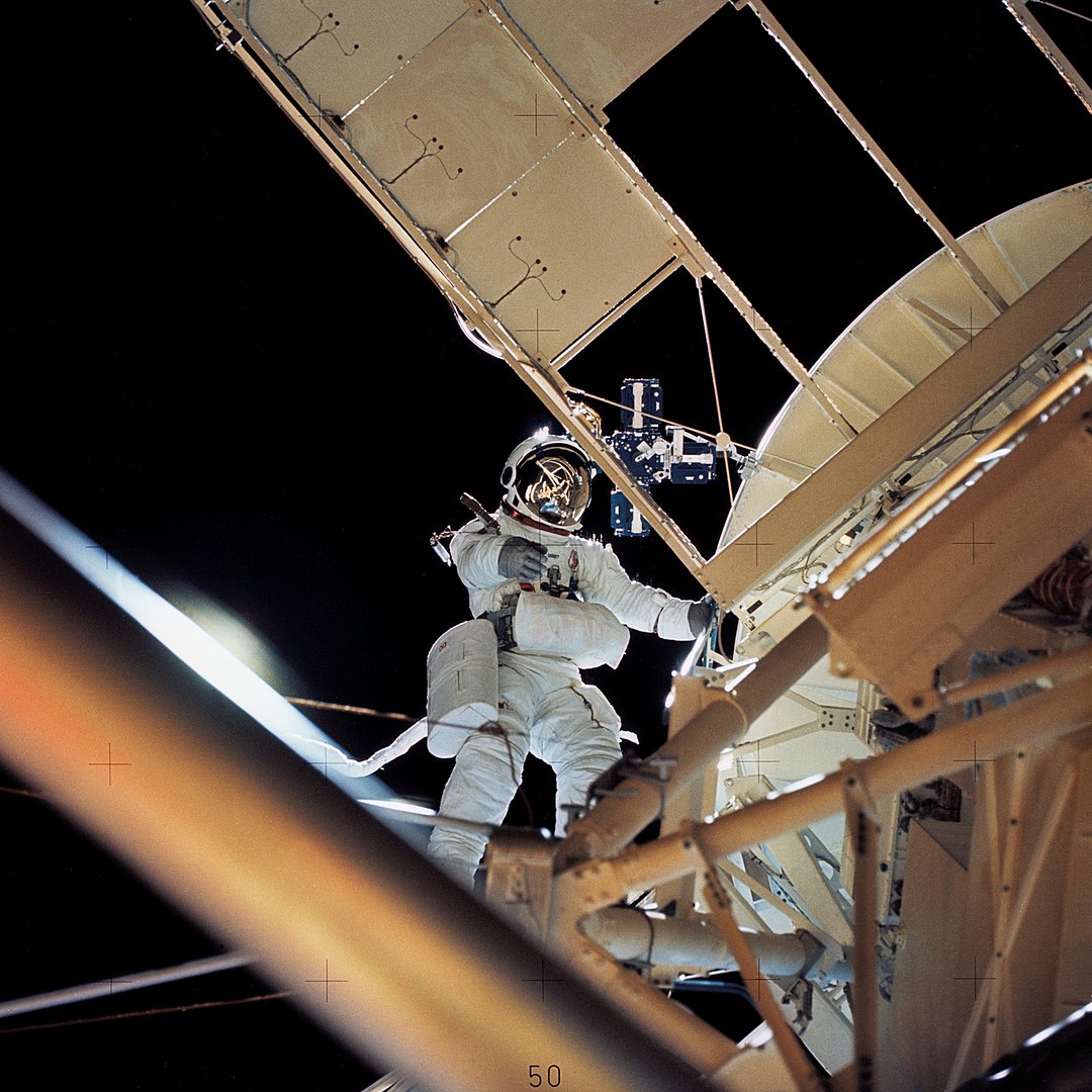 Owen Garriott reparando a Skylab
